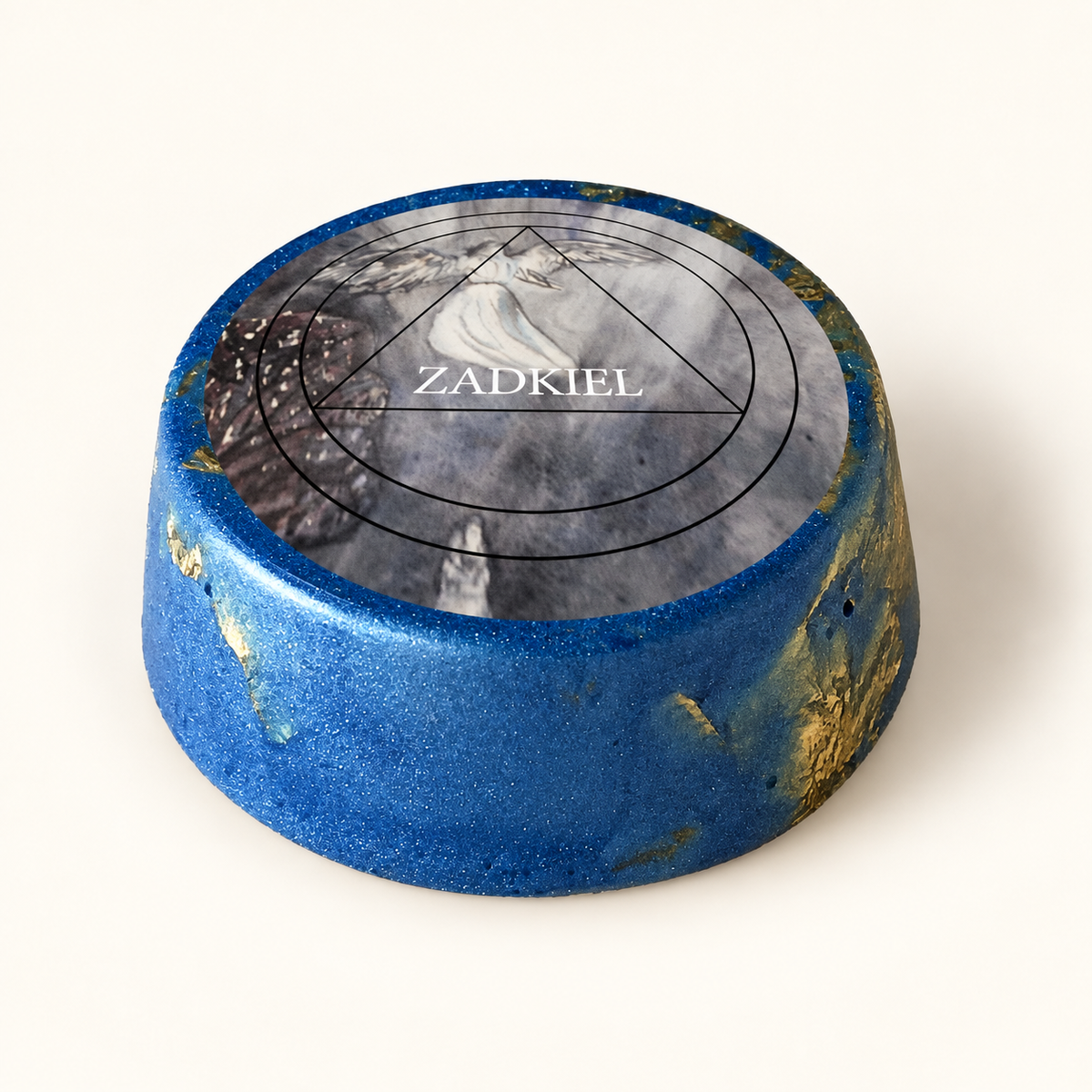 Harmonisateur zadkiel — photographie sur fond ivoire